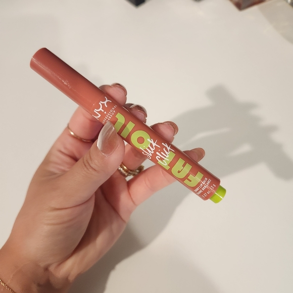 NWT NYX Cosmetics | Fat Oil Slick Click Vegan Lip Balm, Shade "Story or Post" - Picture 3 of 11